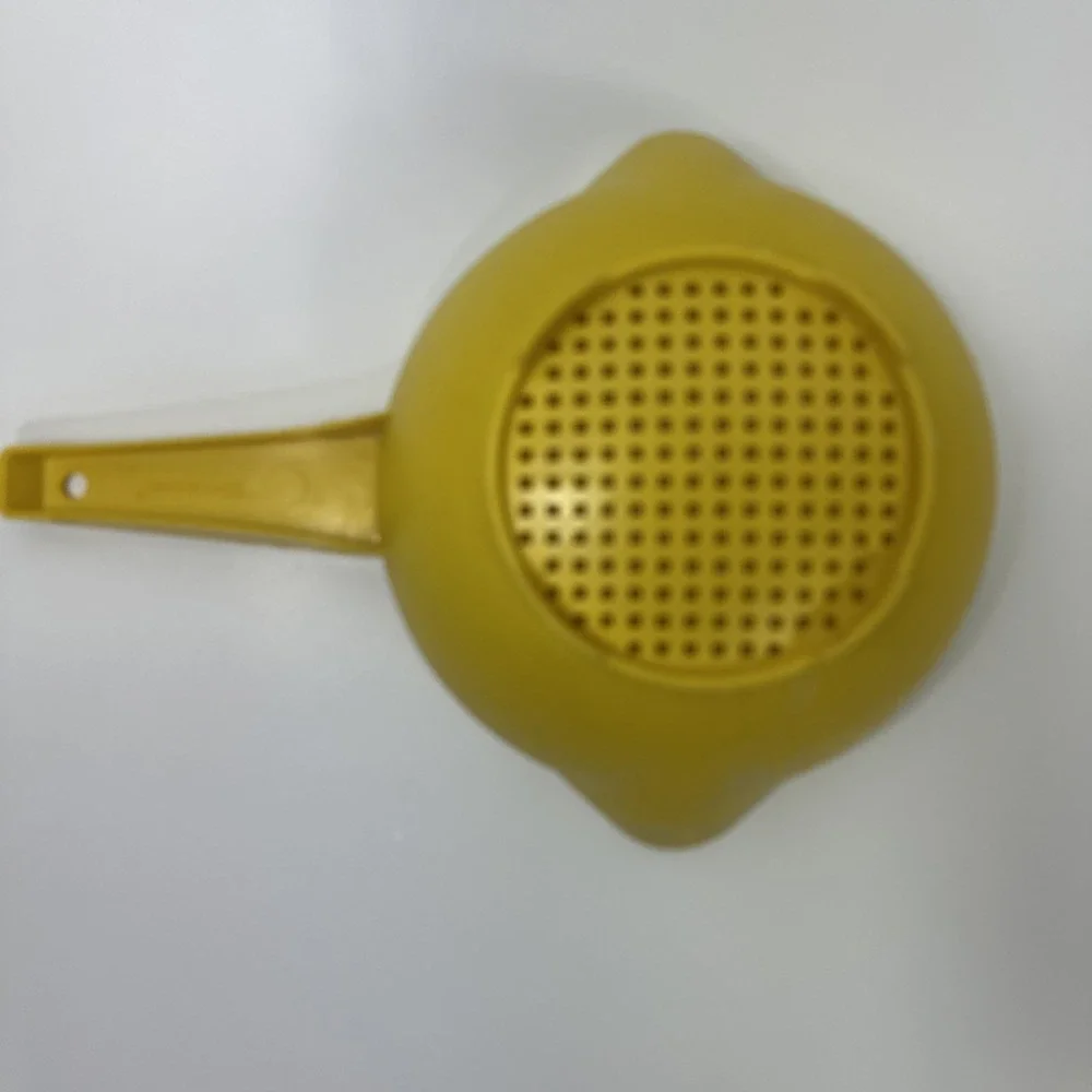 Tupperware Vintage Colander Yellow‎ 1 Quart Strainer with Handle #1200